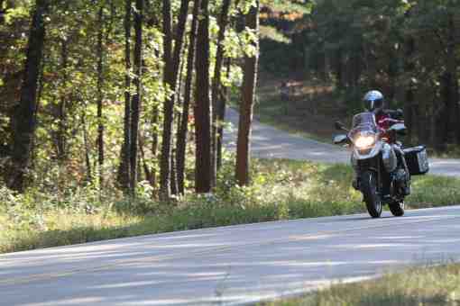 motard en road trip en foret