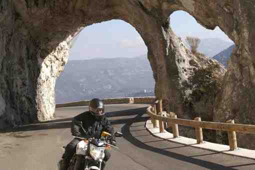 moto sur une route de montagne