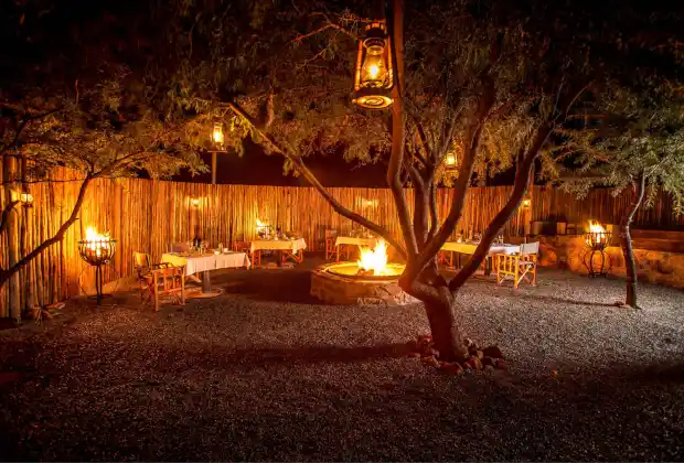 Boma prêt pour le diner sous les étoiles