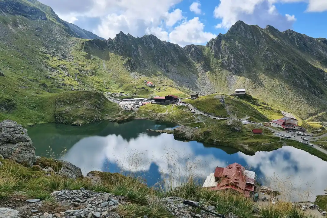 Vue sur le sommet de la Transfăgărășan et le lac Bâlea