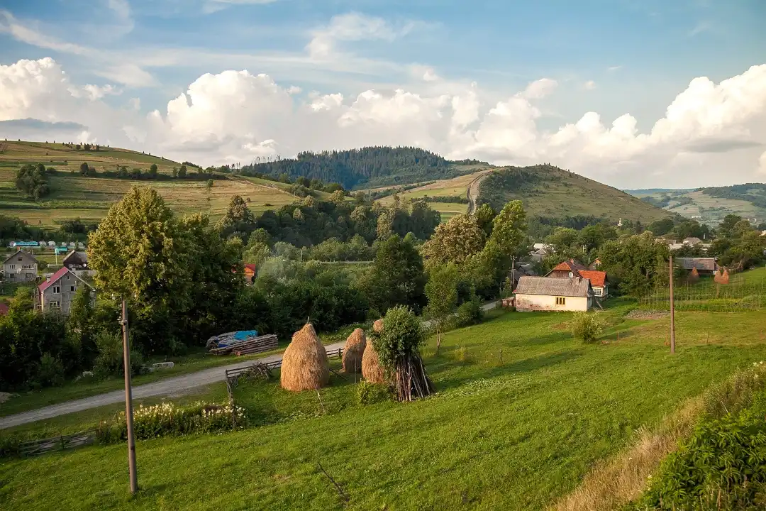 Meules de foin dans la campagne en Roumanie