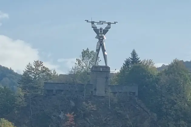 La statue au lac Vidraru