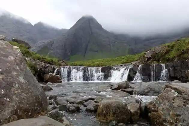 Un ruisseau et sa cascade