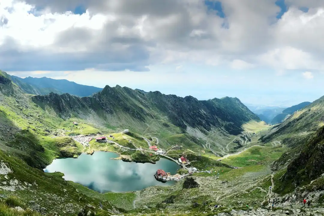 Le lac Balea qui surplombe le versant nord de la Transfagarasan en Roumanie