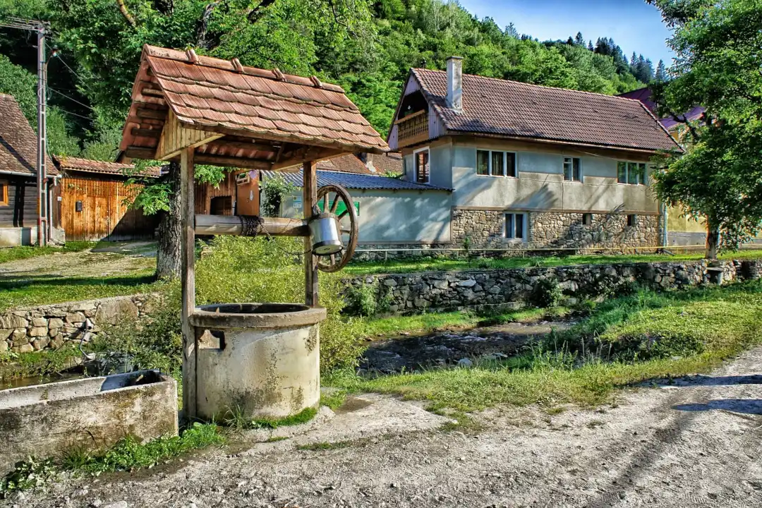 Puits devant une maison en Roumanie