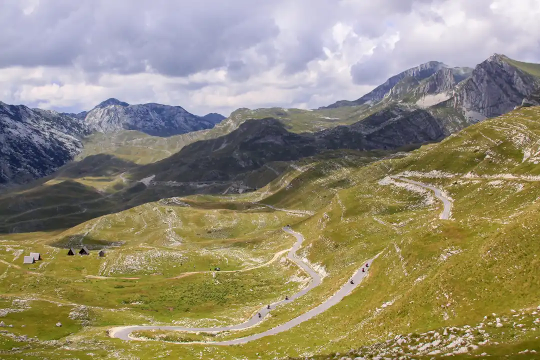 Des motos sur une route du parc du Durmitor, Monténégro