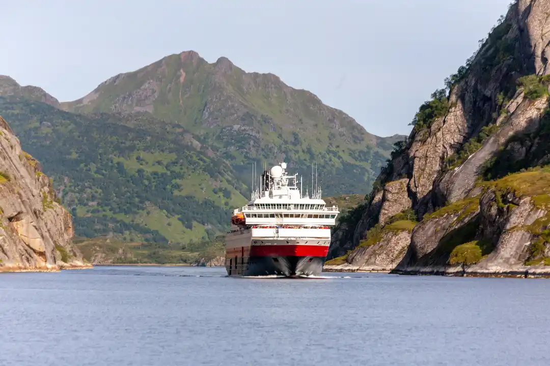 Un bateau de l'express côtier - Hurtigruten - dans un fjord en Norvège