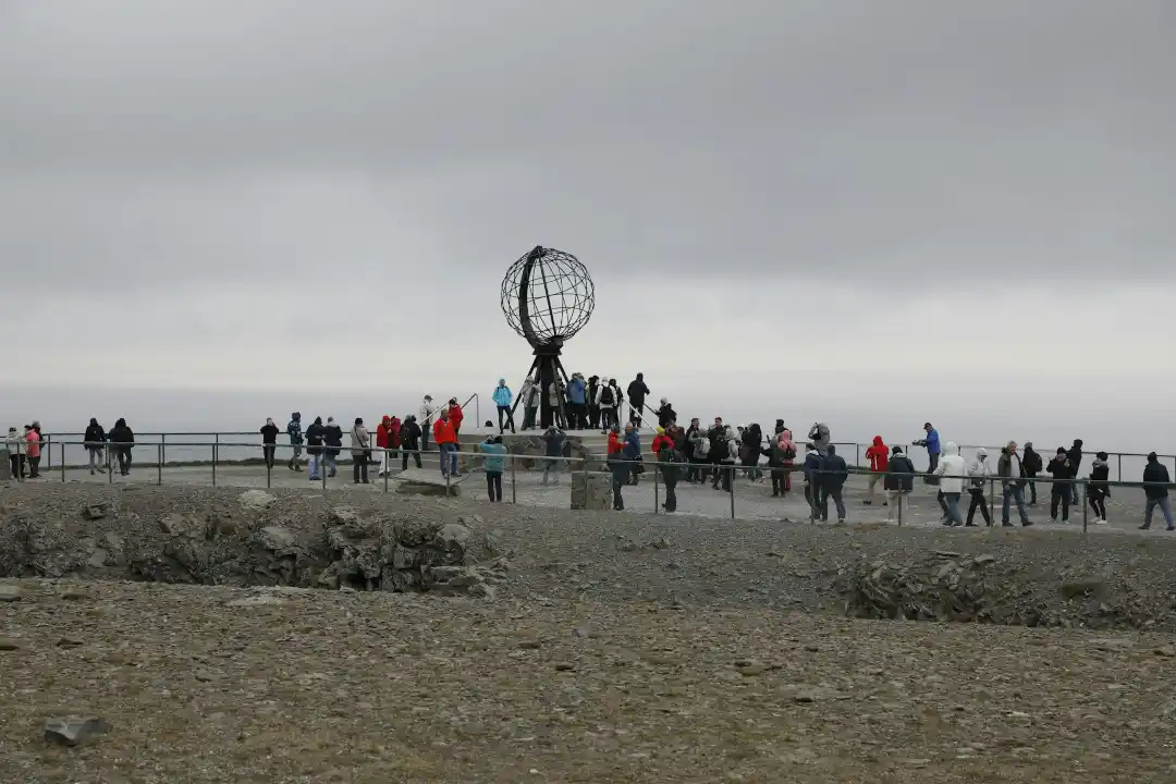 Le globe sur la falaise du Cap Nord, au bout de l'Europe