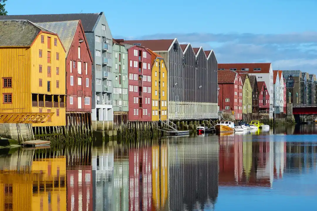 Bâtiments bordant un canal à Trondheim
