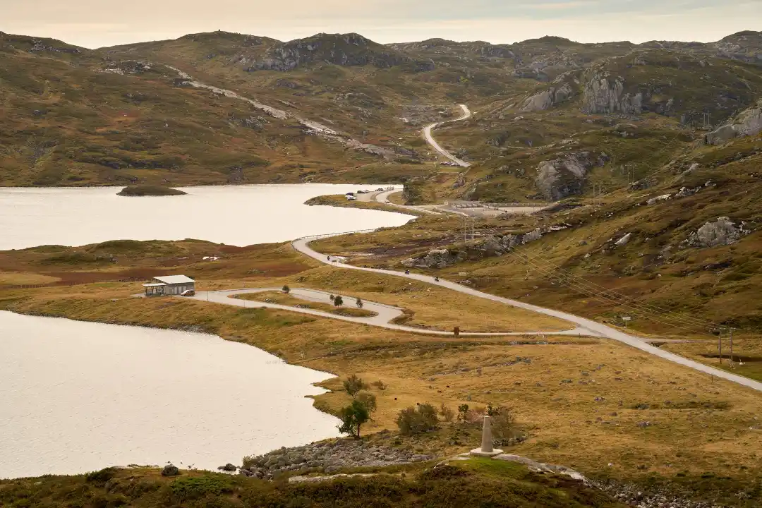 Motos en route sur un plateau ras du centre de la Norvège