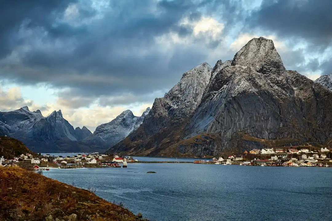 Montagne surblombant le village de Reine aux îles Lofoten