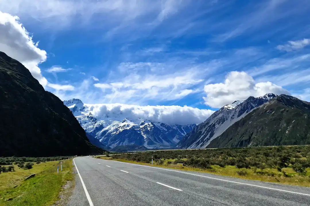 Le mont Cook, Aoraki pour les Maoris, avec son chapeau de nuages.