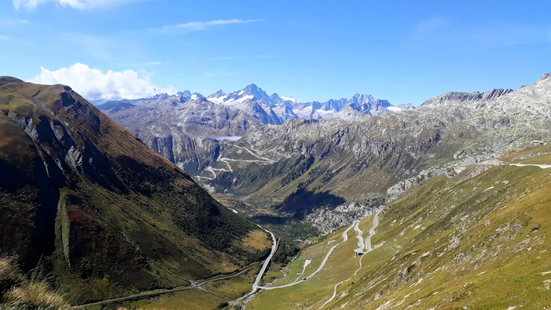 Le col du Grimsel vu depuis la Furka, dans les Alpes Suisses