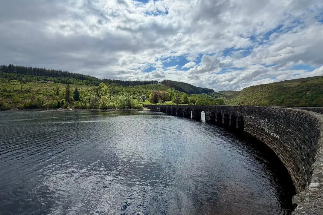 Vue d'un barrage de pierres au Pays de Galles