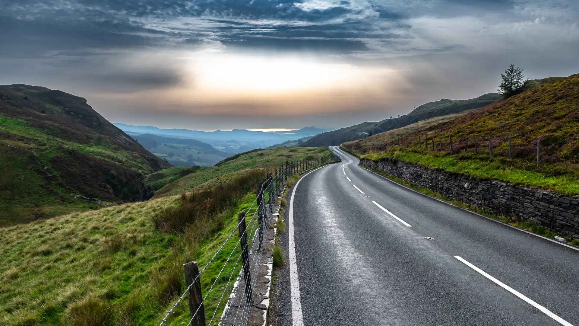 Une route dans un paysage qui donne envie au Pays de Galles