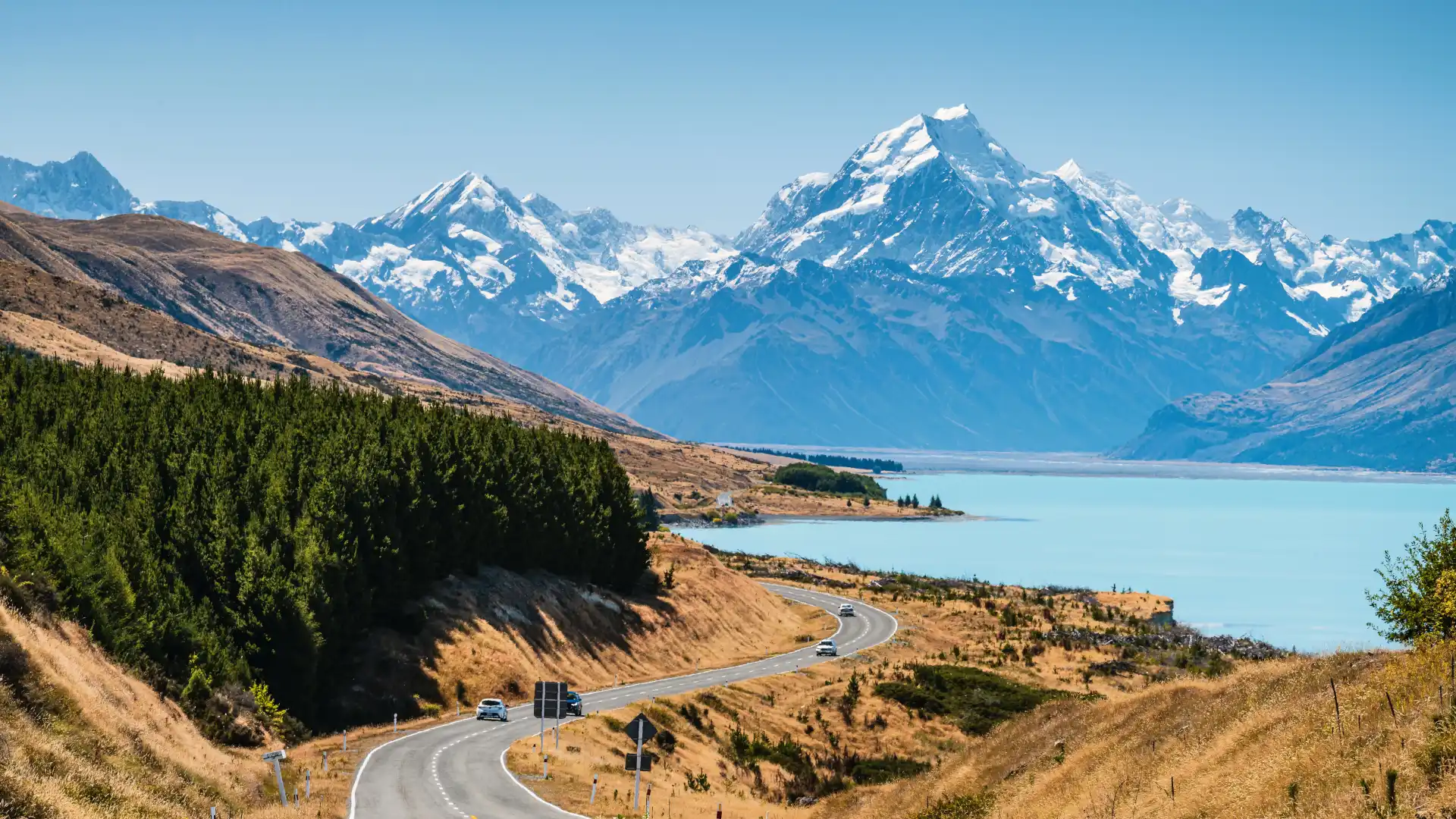 Le Mont Cook, Aoraki, surplombant le lac Pukaki, en Nouvelle-Zélande