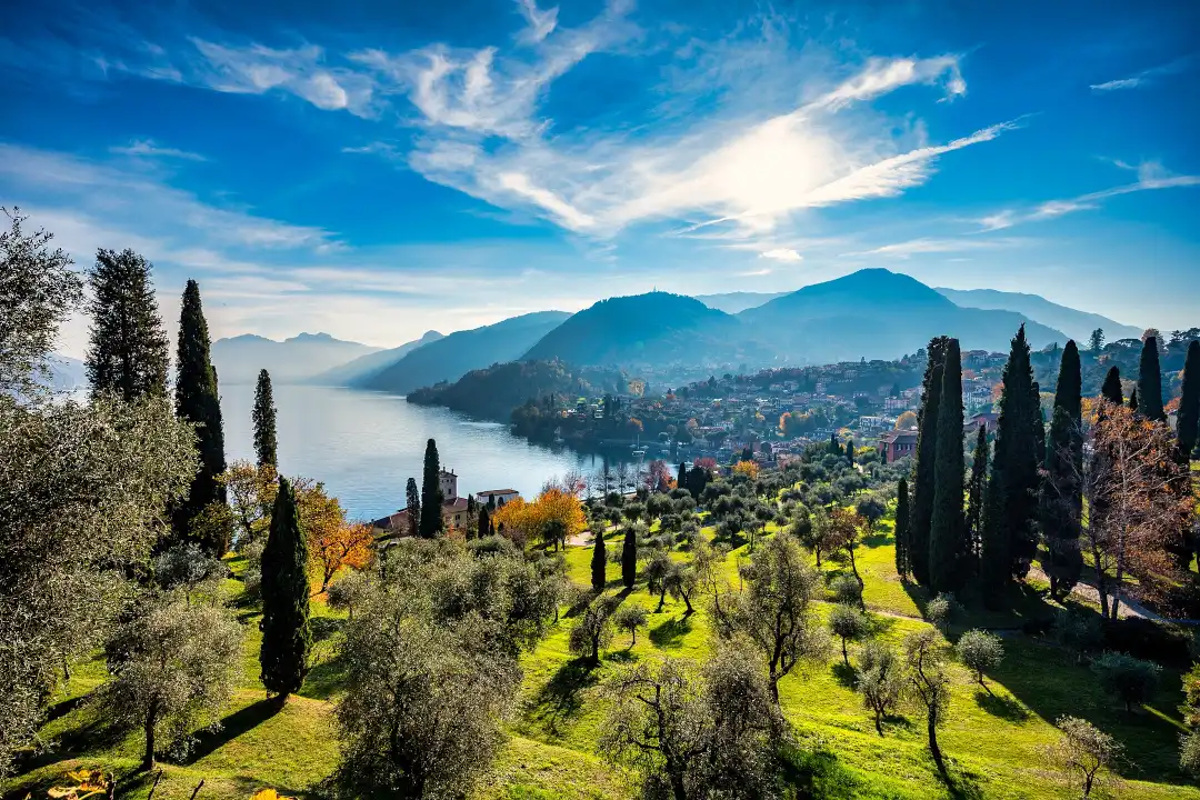 Paysage de lac et de cyprès, typique des Grands Lacs Italiens
