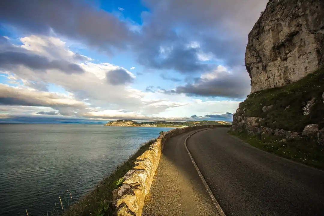 La route de Marine drive, à Llandudno, Wales