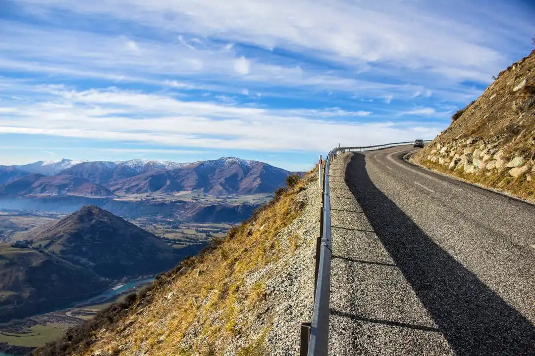 Route sur les monts Remarkables avec vue sur la région de Queenstown, Nouvelle-Zélande.