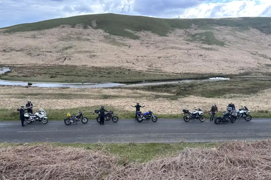 Motards heureux en road-trip au Pays de Galles avec Road'n Ride.