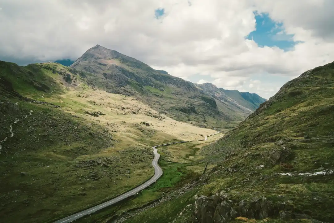 Paysage de vallée parcourue par une route, Pays de Galles