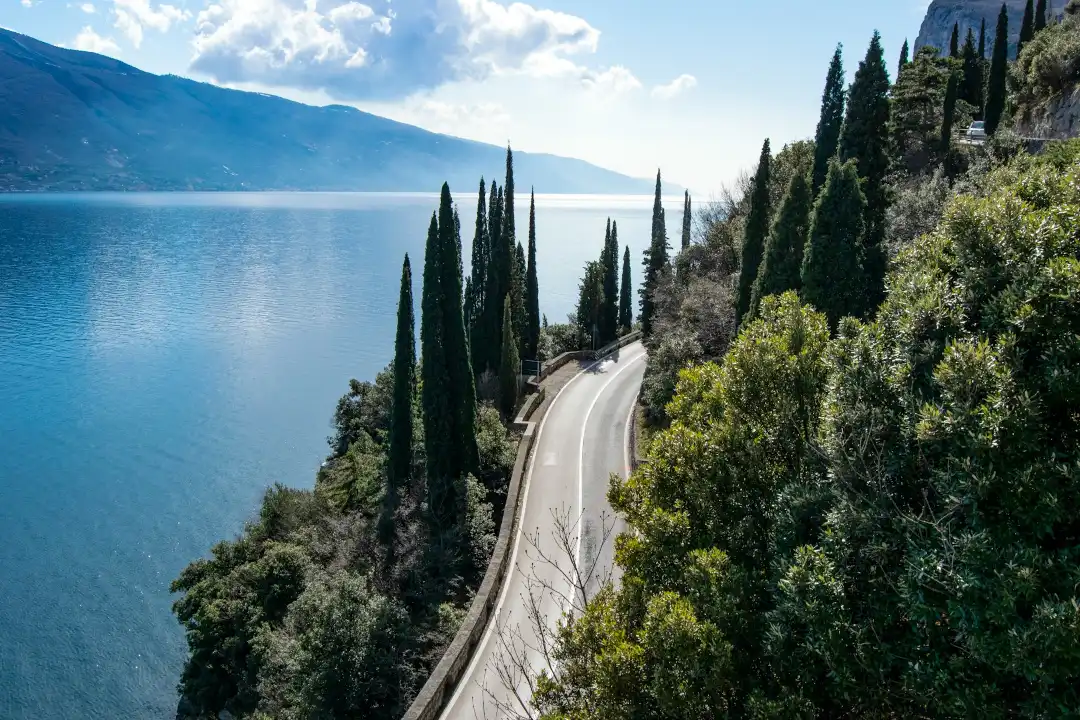 Route en bordure d'un lac italien