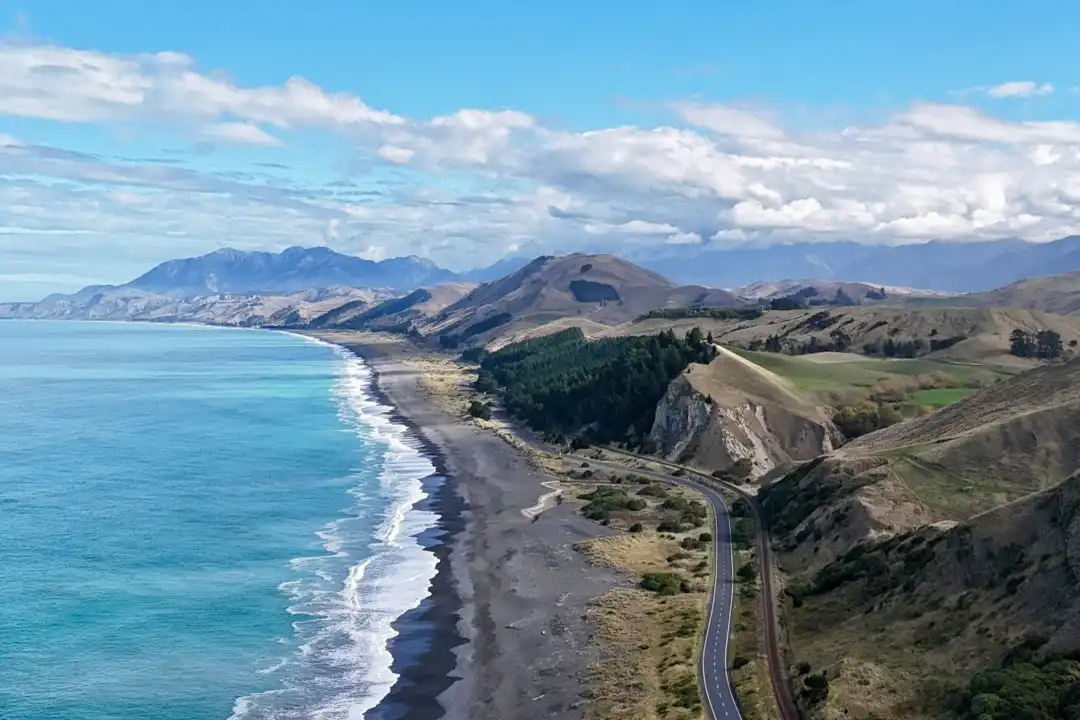 Route au bord de l'Océan Pacifique vers Kaikoura, Nouvelle-Zélande