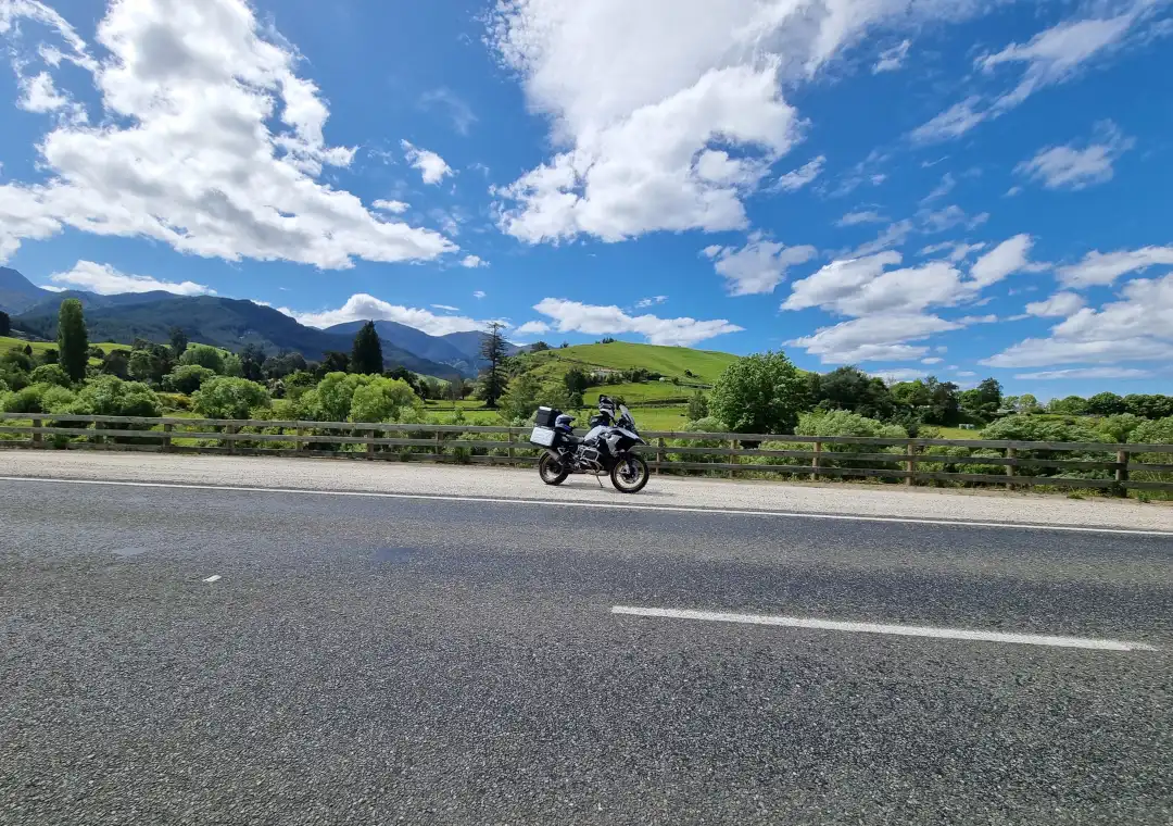 Moto au bord d'une route en Nouvelle-Zélande