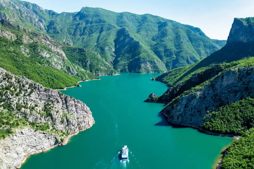 Un ferry sur le lac Komani en Albanie