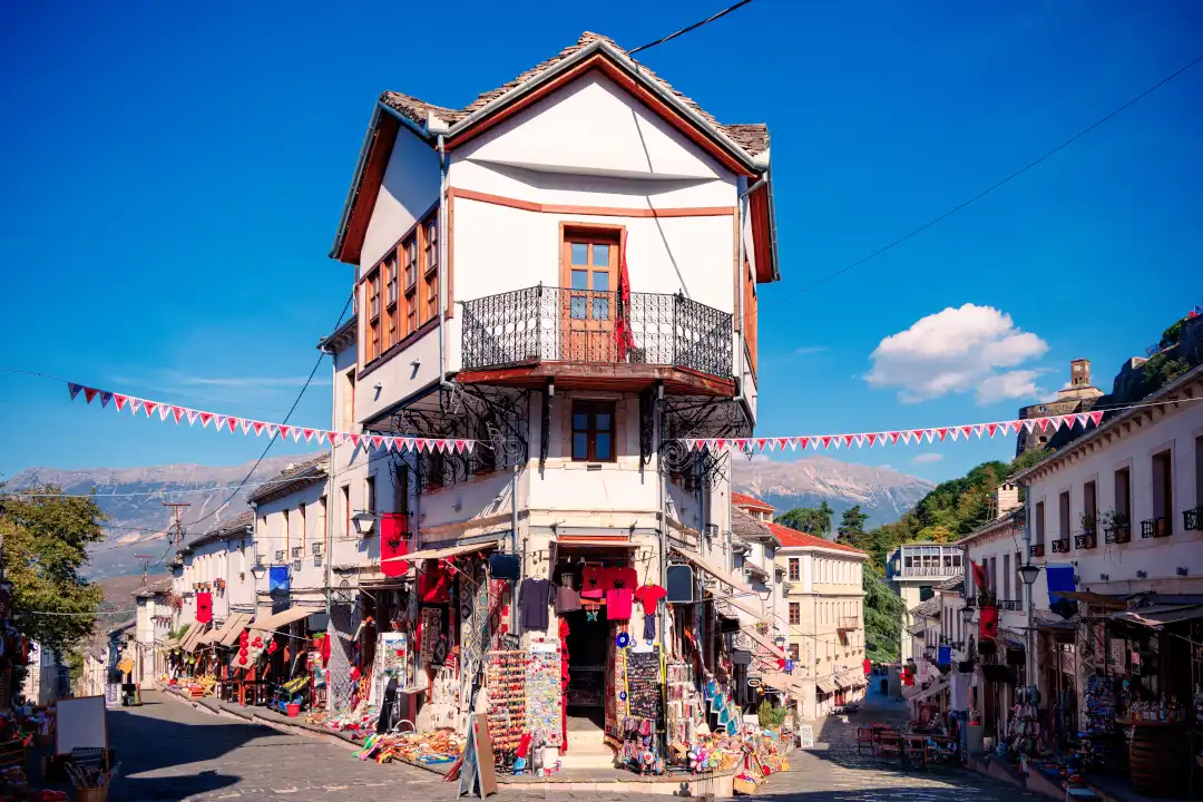 Vue du bazar de Gjirokastër, en Albanie