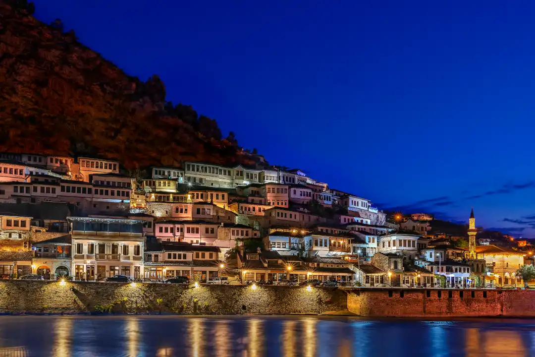 Vue nocturne des maisons de Berat, Albanie
