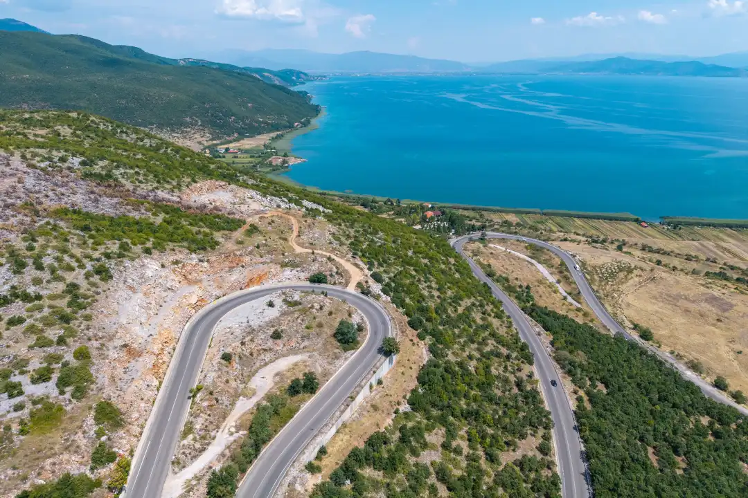 Les lacets d'une route à moto, au dessus du lac d'Ohrid, côté albanais
